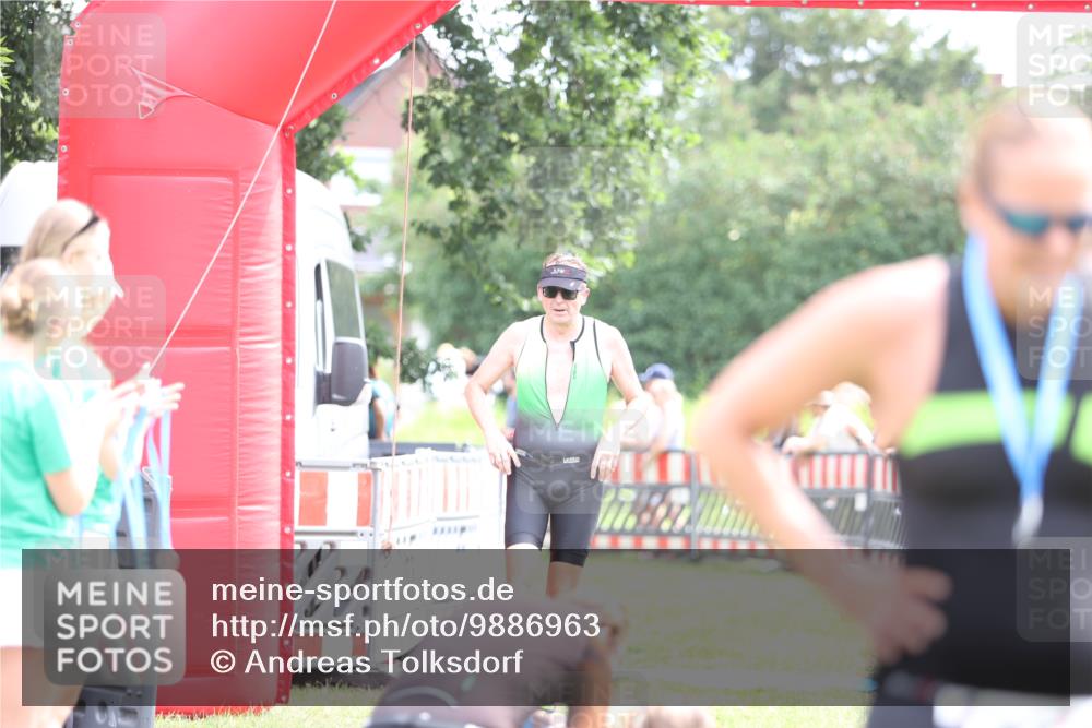 21.06.2026 - 29. Vierlanden-Triathlon Andreas Tolksdorf http://msf.ph/oto/9886963 21.06.2026 11:33:44 Ziel 423, 585, 423, 585 meine-sportfotos.de