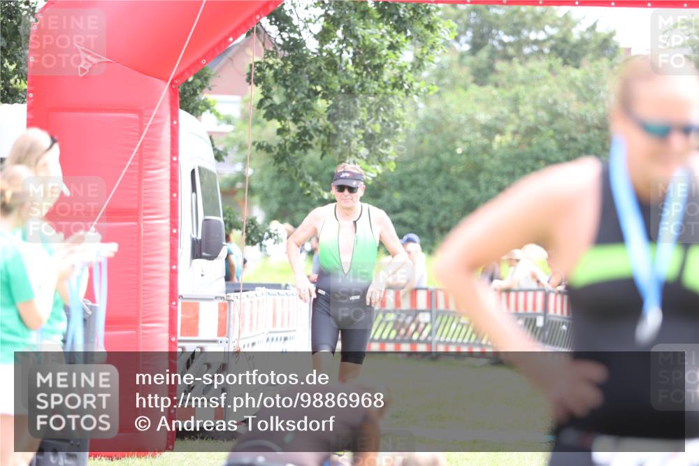 21.06.2026 - 29. Vierlanden-Triathlon Andreas Tolksdorf http://msf.ph/oto/9886968 21.06.2026 11:33:44 Ziel 423, 585, 423, 585 meine-sportfotos.de