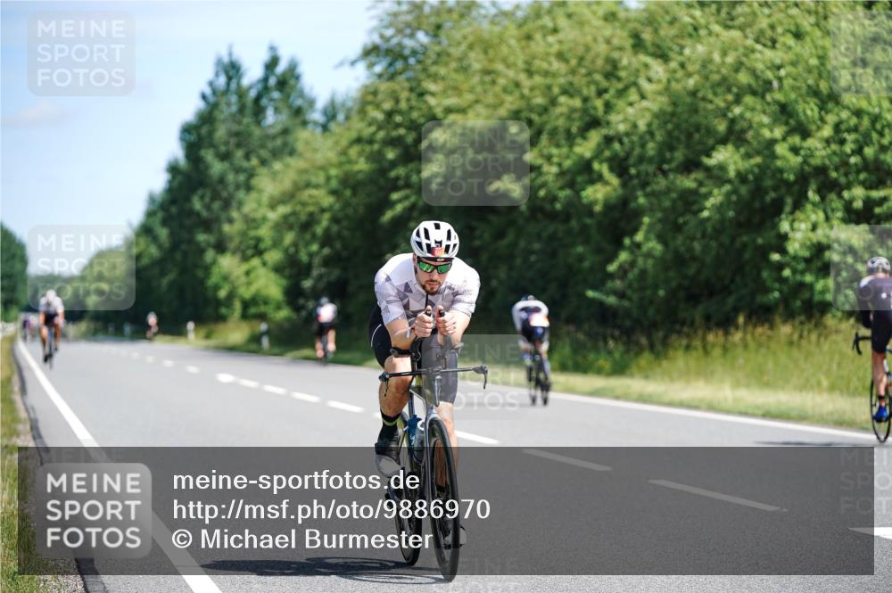 21.06.2026 - Viking Triathlon Michael Burmester http://msf.ph/oto/9886970 21.06.2026 11:30:13 Radfahren 27, 125, 127, 188, 333, 405, 610, 615, 646, 647, 647, 656, 663 meine-sportfotos.de