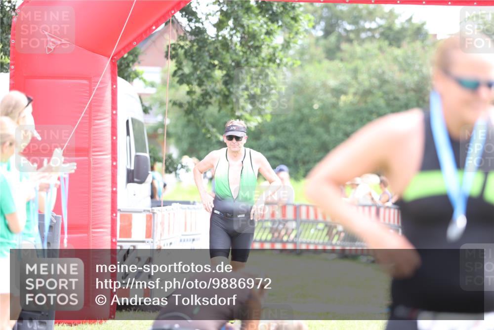 21.06.2026 - 29. Vierlanden-Triathlon Andreas Tolksdorf http://msf.ph/oto/9886972 21.06.2026 11:33:44 Ziel 423, 585, 423, 585 meine-sportfotos.de