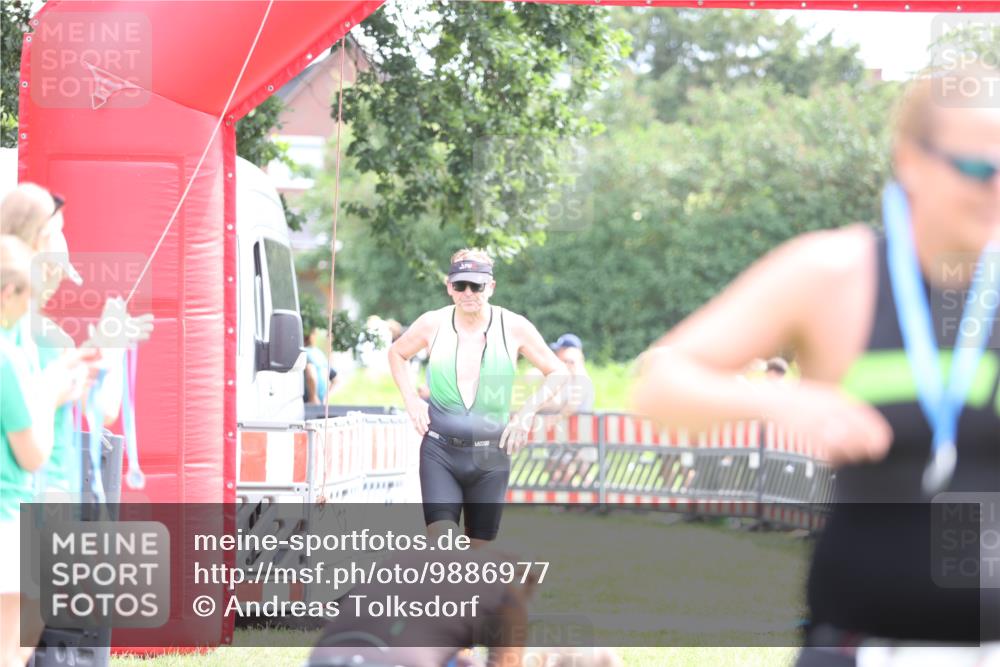 21.06.2026 - 29. Vierlanden-Triathlon Andreas Tolksdorf http://msf.ph/oto/9886977 21.06.2026 11:33:44 Ziel 423, 585, 423, 585 meine-sportfotos.de