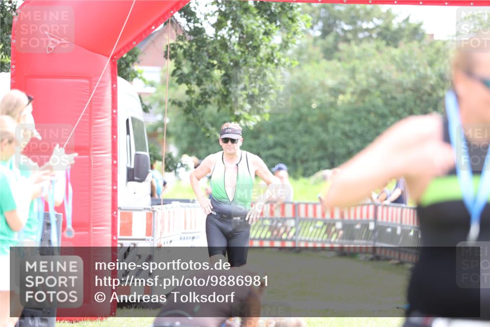 21.06.2026 - 29. Vierlanden-Triathlon Andreas Tolksdorf http://msf.ph/oto/9886981 21.06.2026 11:33:44 Ziel 423, 585, 423, 585 meine-sportfotos.de