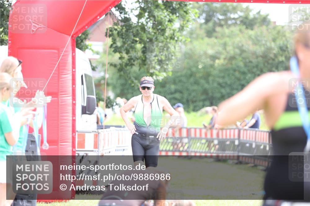 21.06.2026 - 29. Vierlanden-Triathlon Andreas Tolksdorf http://msf.ph/oto/9886986 21.06.2026 11:33:44 Ziel 423, 585, 423, 585 meine-sportfotos.de