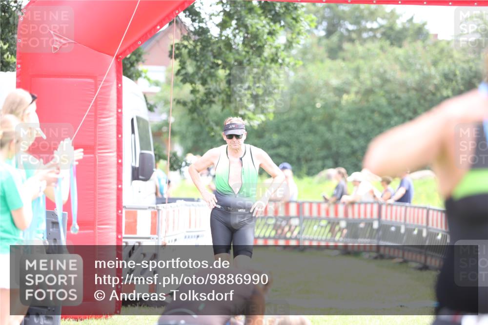 21.06.2026 - 29. Vierlanden-Triathlon Andreas Tolksdorf http://msf.ph/oto/9886990 21.06.2026 11:33:44 Ziel 423, 585, 423, 585 meine-sportfotos.de