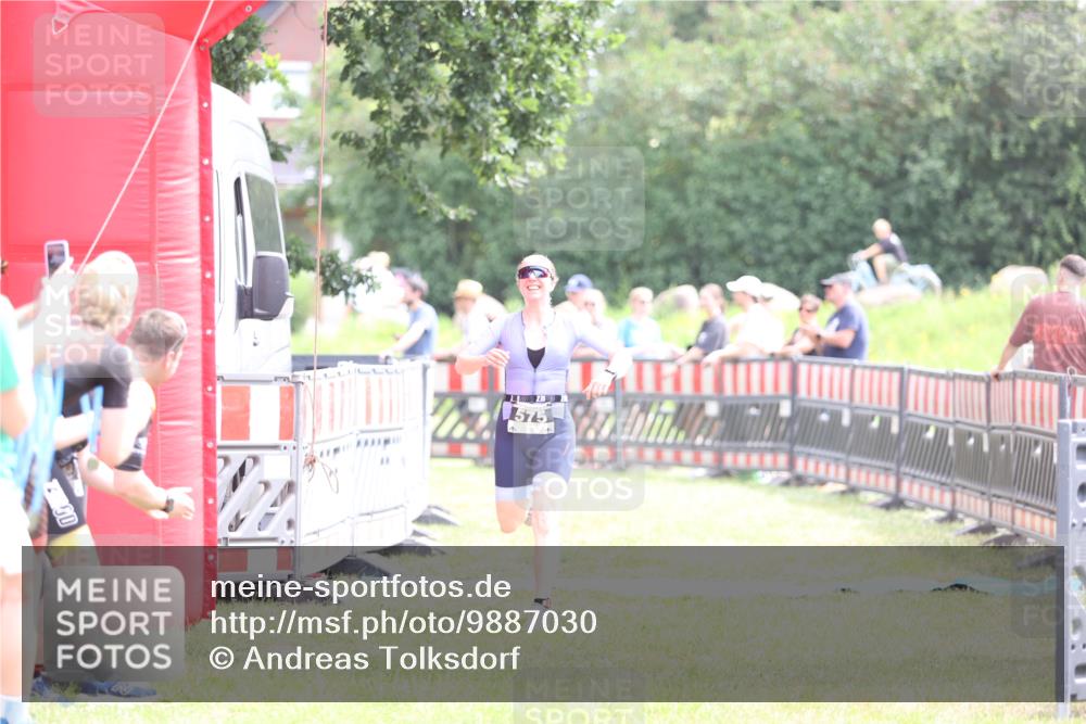 21.06.2026 - 29. Vierlanden-Triathlon Andreas Tolksdorf http://msf.ph/oto/9887030 21.06.2026 11:34:19 Ziel 575, 575 meine-sportfotos.de