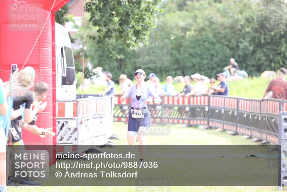 21.06.2026 - 29. Vierlanden-Triathlon Andreas Tolksdorf http://msf.ph/oto/9887036 21.06.2026 11:34:19 Ziel 575, 575 meine-sportfotos.de
