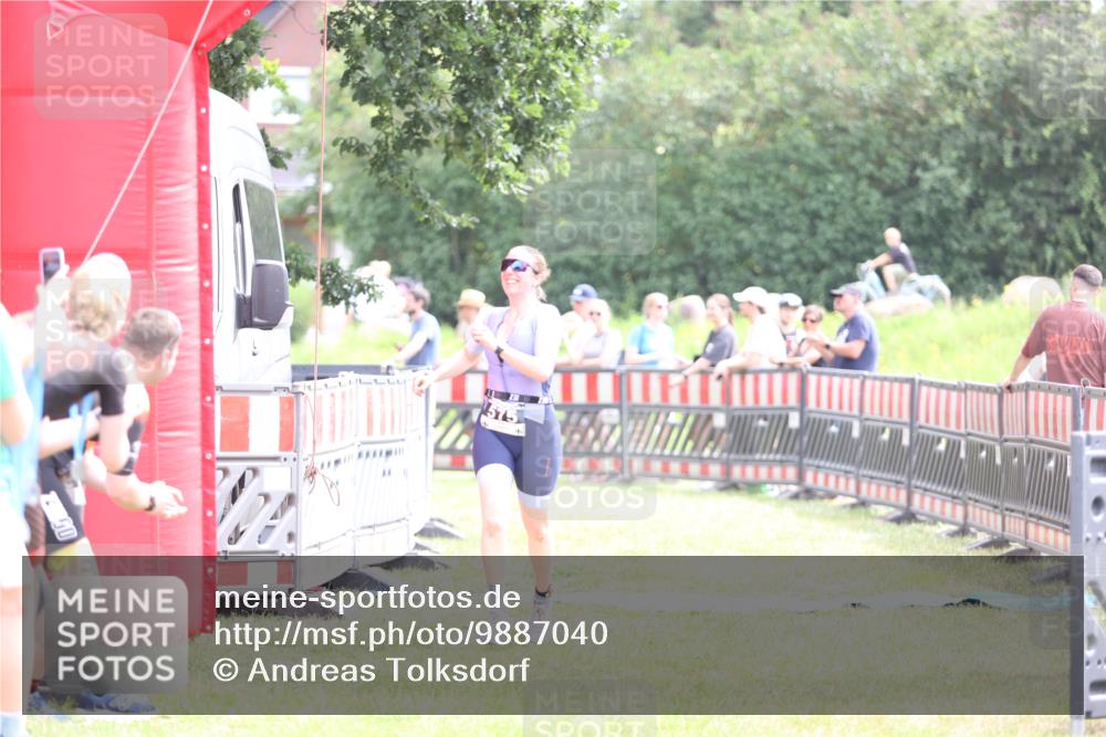 21.06.2026 - 29. Vierlanden-Triathlon Andreas Tolksdorf http://msf.ph/oto/9887040 21.06.2026 11:34:19 Ziel 575, 575 meine-sportfotos.de