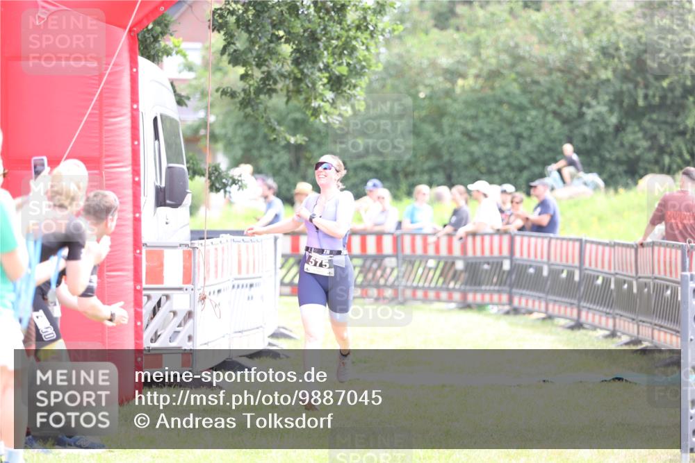 21.06.2026 - 29. Vierlanden-Triathlon Andreas Tolksdorf http://msf.ph/oto/9887045 21.06.2026 11:34:20 Ziel 575, 575 meine-sportfotos.de