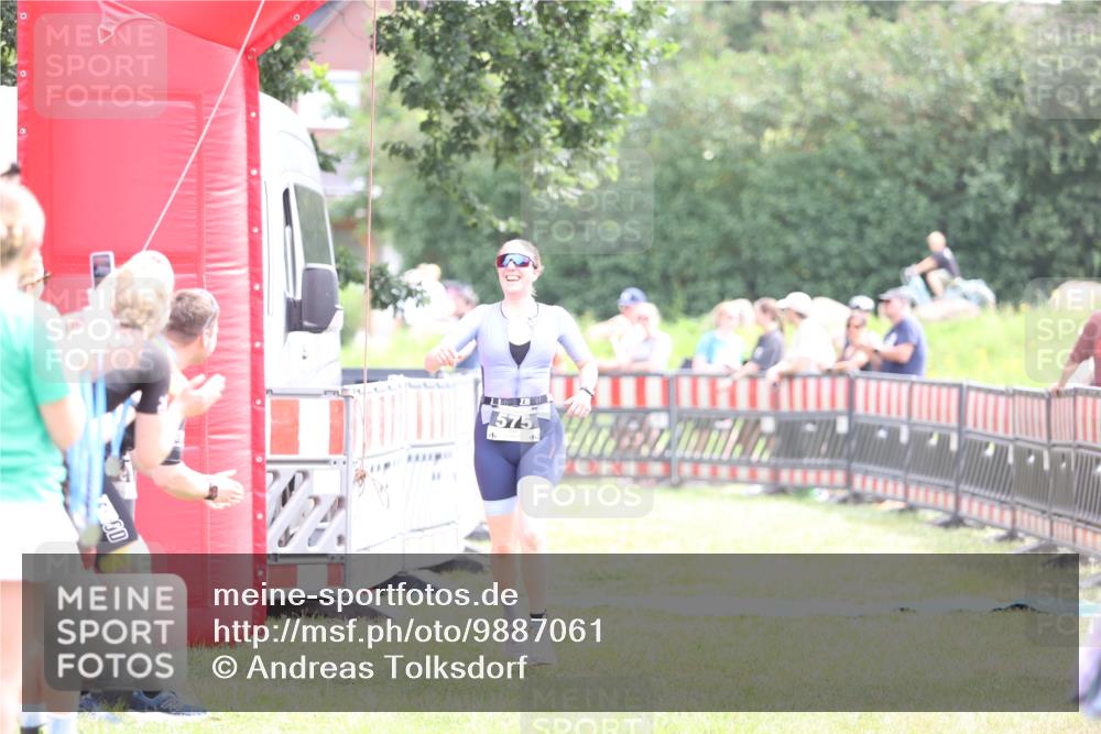 21.06.2026 - 29. Vierlanden-Triathlon Andreas Tolksdorf http://msf.ph/oto/9887061 21.06.2026 11:34:20 Ziel 575, 575 meine-sportfotos.de