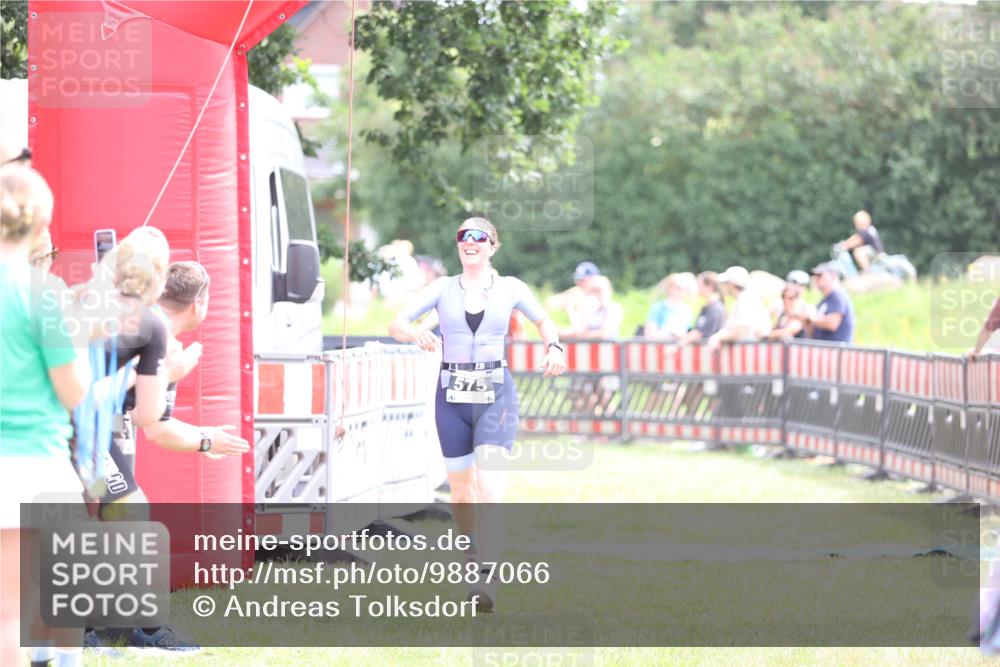 21.06.2026 - 29. Vierlanden-Triathlon Andreas Tolksdorf http://msf.ph/oto/9887066 21.06.2026 11:34:20 Ziel 575, 575 meine-sportfotos.de