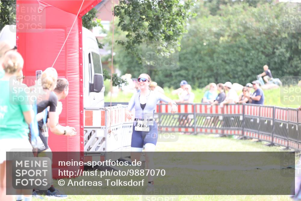 21.06.2026 - 29. Vierlanden-Triathlon Andreas Tolksdorf http://msf.ph/oto/9887070 21.06.2026 11:34:20 Ziel 575, 575 meine-sportfotos.de
