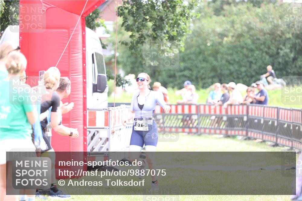 21.06.2026 - 29. Vierlanden-Triathlon Andreas Tolksdorf http://msf.ph/oto/9887075 21.06.2026 11:34:20 Ziel 575, 575 meine-sportfotos.de