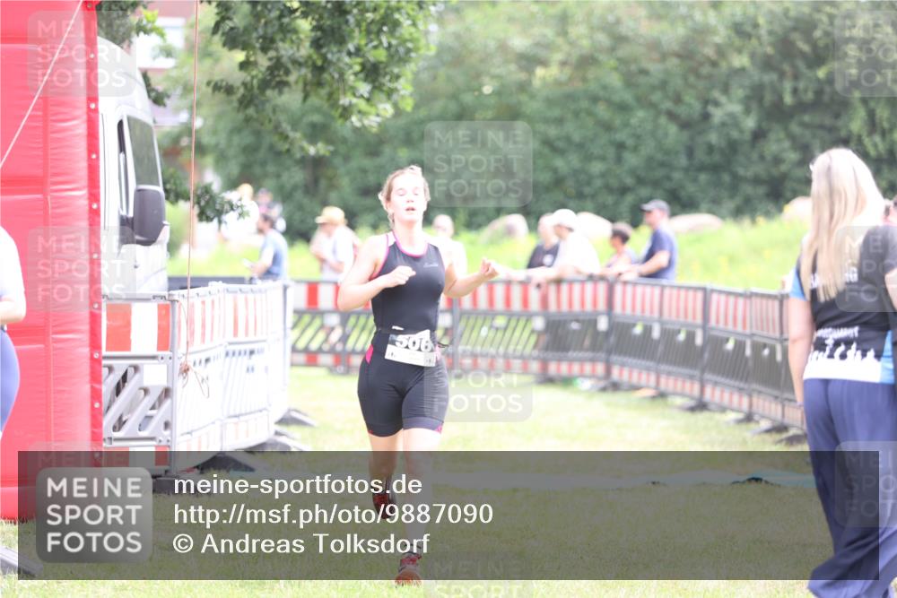 21.06.2026 - 29. Vierlanden-Triathlon Andreas Tolksdorf http://msf.ph/oto/9887090 21.06.2026 11:34:34 Ziel 506, 572, 506, 572 meine-sportfotos.de