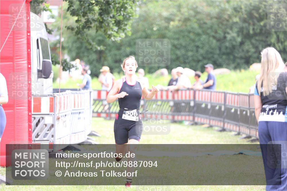 21.06.2026 - 29. Vierlanden-Triathlon Andreas Tolksdorf http://msf.ph/oto/9887094 21.06.2026 11:34:34 Ziel 506, 572, 506, 572 meine-sportfotos.de