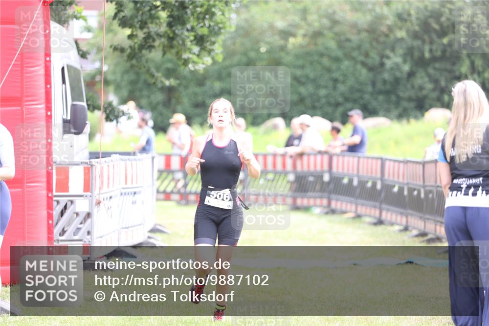 21.06.2026 - 29. Vierlanden-Triathlon Andreas Tolksdorf http://msf.ph/oto/9887102 21.06.2026 11:34:34 Ziel 506, 572, 506, 572 meine-sportfotos.de