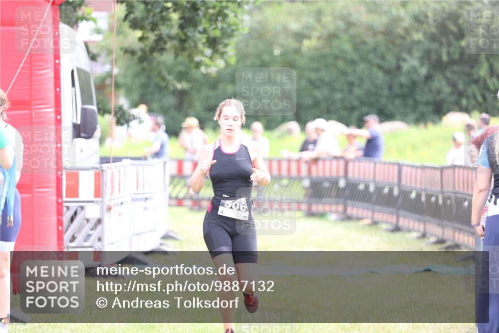 21.06.2026 - 29. Vierlanden-Triathlon Andreas Tolksdorf http://msf.ph/oto/9887132 21.06.2026 11:34:34 Ziel 506, 572, 506, 572 meine-sportfotos.de