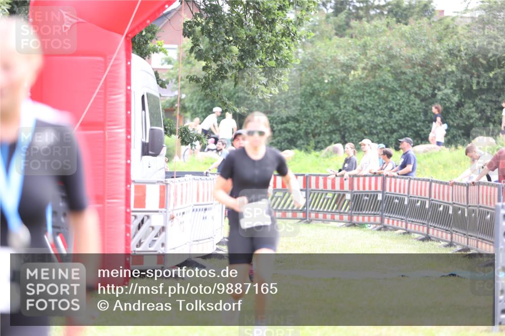 21.06.2026 - 29. Vierlanden-Triathlon Andreas Tolksdorf http://msf.ph/oto/9887165 21.06.2026 11:34:53 Ziel 561, 608, 561, 608 meine-sportfotos.de