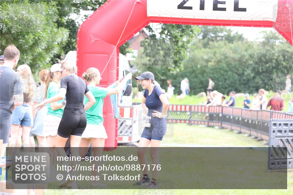 21.06.2026 - 29. Vierlanden-Triathlon Andreas Tolksdorf http://msf.ph/oto/9887176 21.06.2026 11:34:59 Ziel 618, 618 meine-sportfotos.de