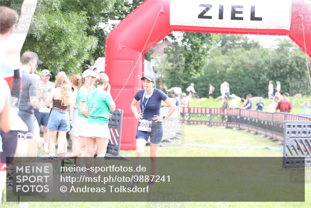 21.06.2026 - 29. Vierlanden-Triathlon Andreas Tolksdorf http://msf.ph/oto/9887241 21.06.2026 11:35:01 Ziel 606, 618, 606, 618 meine-sportfotos.de