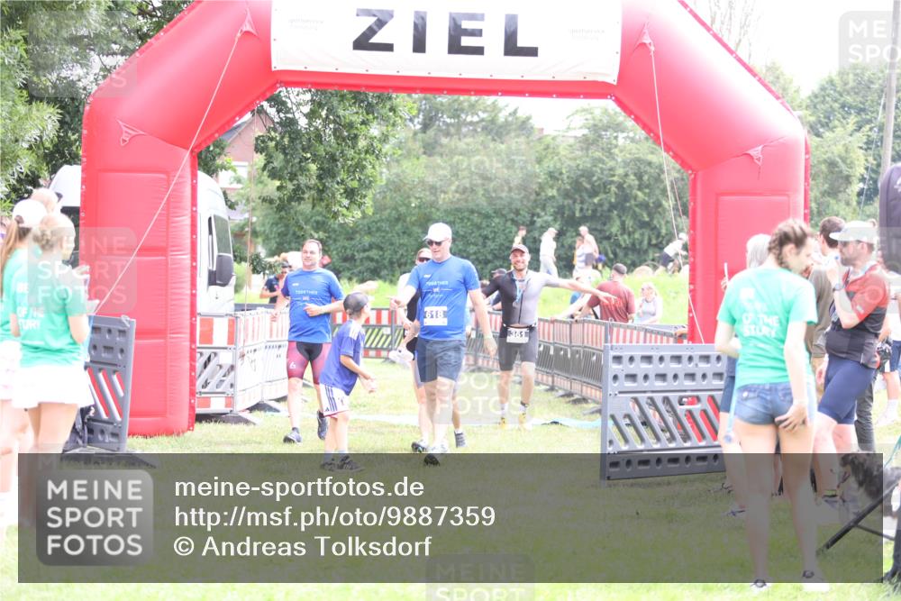 21.06.2026 - 29. Vierlanden-Triathlon Andreas Tolksdorf http://msf.ph/oto/9887359 21.06.2026 11:35:11 Ziel 438, 606, 618, 438, 606, 618 meine-sportfotos.de