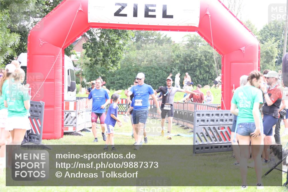21.06.2026 - 29. Vierlanden-Triathlon Andreas Tolksdorf http://msf.ph/oto/9887373 21.06.2026 11:35:11 Ziel 438, 606, 618, 438, 606, 618 meine-sportfotos.de