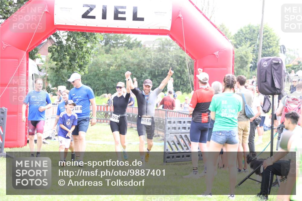 21.06.2026 - 29. Vierlanden-Triathlon Andreas Tolksdorf http://msf.ph/oto/9887401 21.06.2026 11:35:13 Ziel 438, 606, 618, 438, 606, 618 meine-sportfotos.de