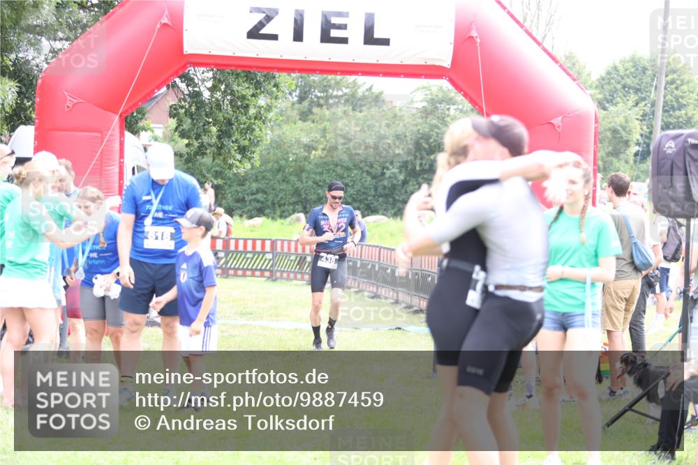 21.06.2026 - 29. Vierlanden-Triathlon Andreas Tolksdorf http://msf.ph/oto/9887459 21.06.2026 11:35:19 Ziel 438, 438 meine-sportfotos.de
