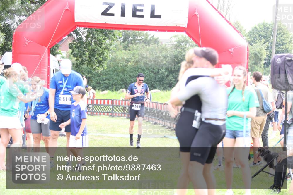 21.06.2026 - 29. Vierlanden-Triathlon Andreas Tolksdorf http://msf.ph/oto/9887463 21.06.2026 11:35:19 Ziel 438, 438 meine-sportfotos.de