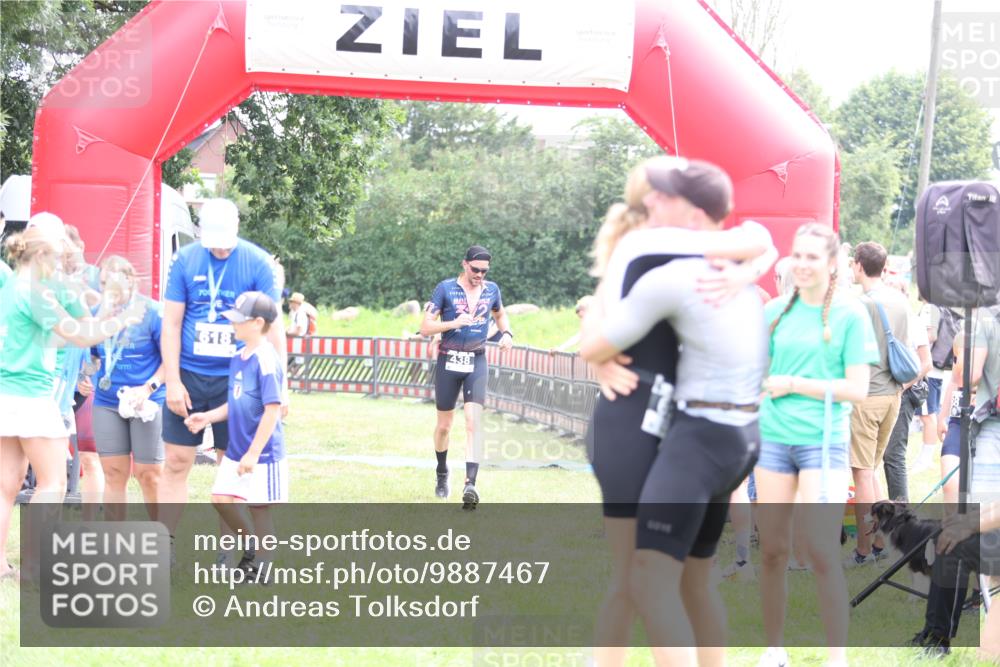 21.06.2026 - 29. Vierlanden-Triathlon Andreas Tolksdorf http://msf.ph/oto/9887467 21.06.2026 11:35:19 Ziel 438, 438 meine-sportfotos.de