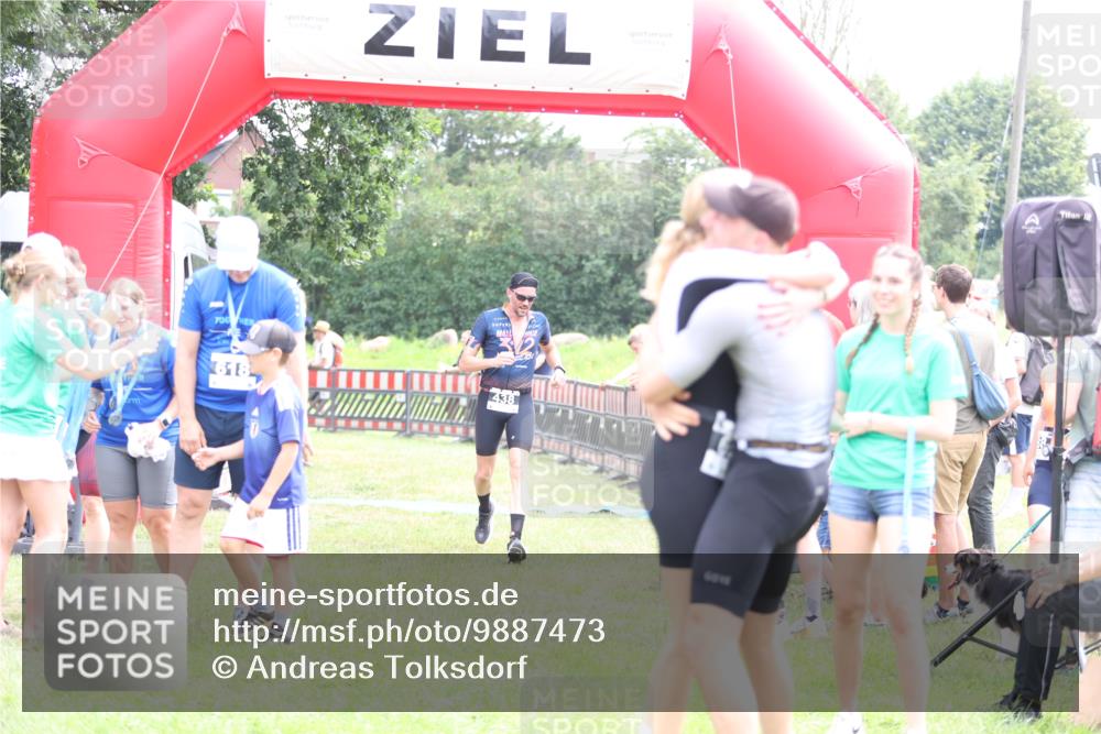 21.06.2026 - 29. Vierlanden-Triathlon Andreas Tolksdorf http://msf.ph/oto/9887473 21.06.2026 11:35:19 Ziel 438, 438 meine-sportfotos.de