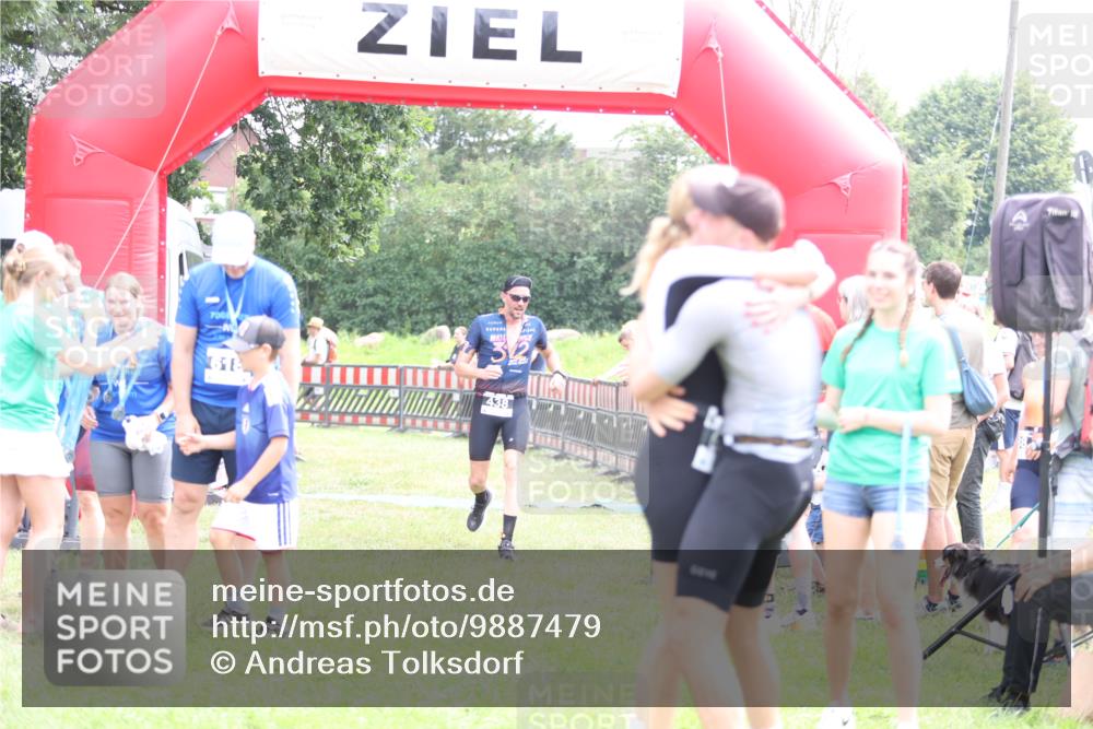 21.06.2026 - 29. Vierlanden-Triathlon Andreas Tolksdorf http://msf.ph/oto/9887479 21.06.2026 11:35:19 Ziel 438, 438 meine-sportfotos.de