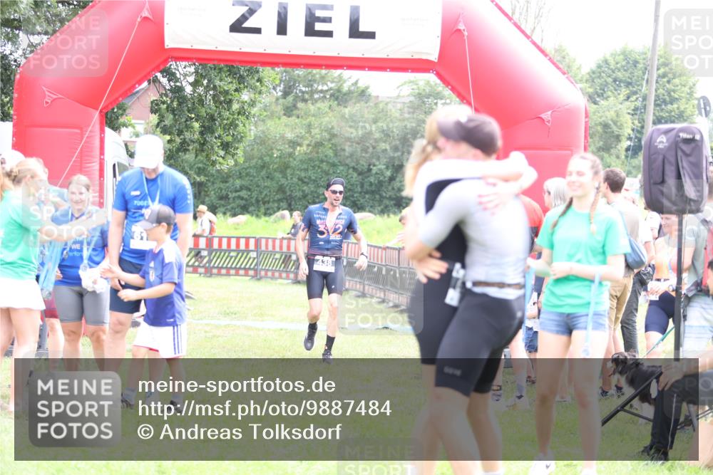 21.06.2026 - 29. Vierlanden-Triathlon Andreas Tolksdorf http://msf.ph/oto/9887484 21.06.2026 11:35:19 Ziel 438, 438 meine-sportfotos.de