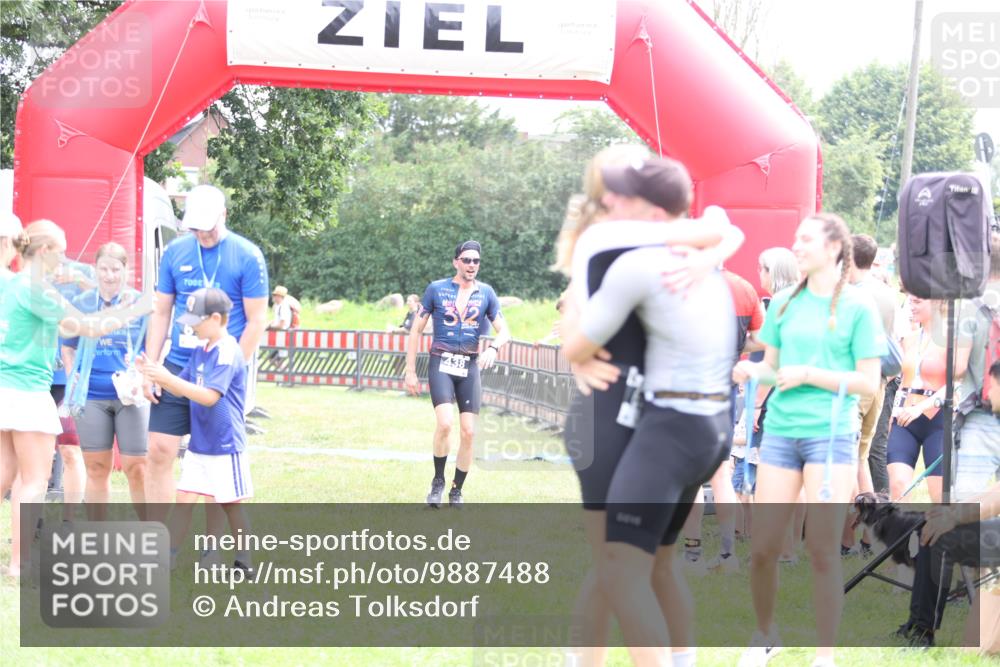 21.06.2026 - 29. Vierlanden-Triathlon Andreas Tolksdorf http://msf.ph/oto/9887488 21.06.2026 11:35:19 Ziel 438, 438 meine-sportfotos.de