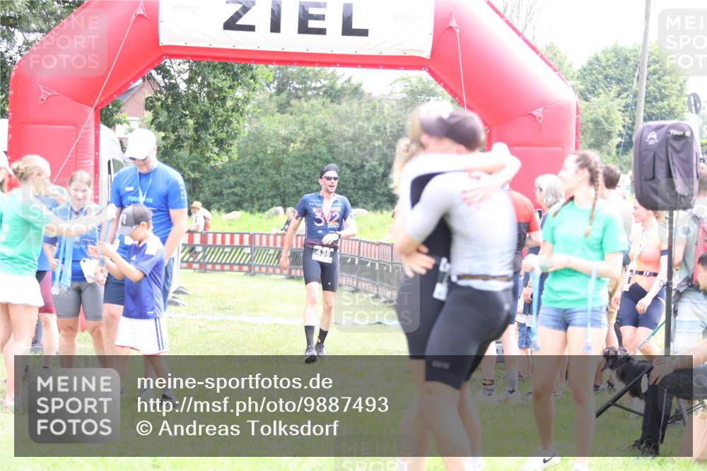 21.06.2026 - 29. Vierlanden-Triathlon Andreas Tolksdorf http://msf.ph/oto/9887493 21.06.2026 11:35:19 Ziel 438, 438 meine-sportfotos.de