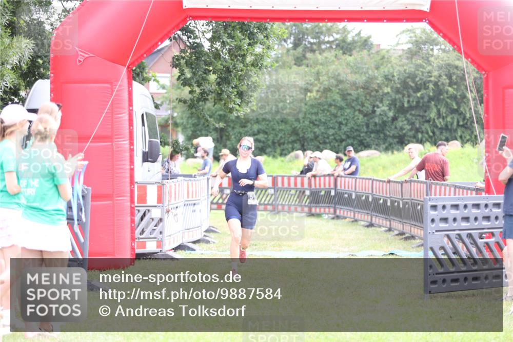 21.06.2026 - 29. Vierlanden-Triathlon Andreas Tolksdorf http://msf.ph/oto/9887584 21.06.2026 11:35:58 Ziel 517, 517 meine-sportfotos.de