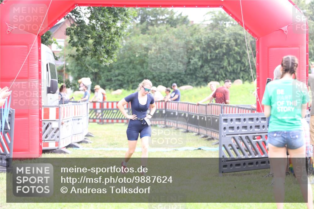 21.06.2026 - 29. Vierlanden-Triathlon Andreas Tolksdorf http://msf.ph/oto/9887624 21.06.2026 11:35:59 Ziel 517, 517 meine-sportfotos.de
