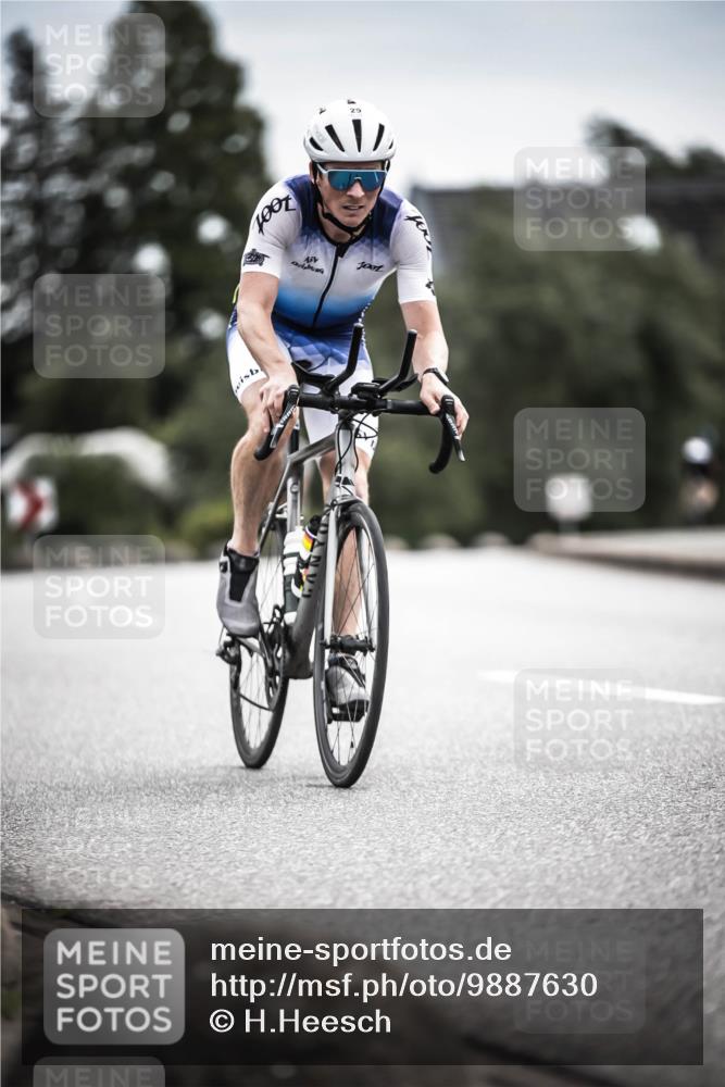 21.06.2026 - 29. Vierlanden-Triathlon H.Heesch http://msf.ph/oto/9887630 21.06.2026 10:44:44 Radfahren 25, 34, 59, 121, 191, 248, 261, 452, 474 meine-sportfotos.de