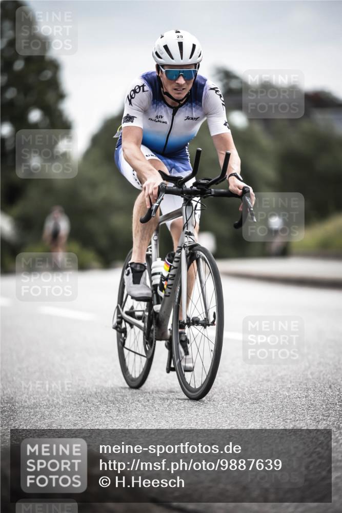 21.06.2026 - 29. Vierlanden-Triathlon H.Heesch http://msf.ph/oto/9887639 21.06.2026 10:44:44 Radfahren 25, 34, 59, 121, 191, 248, 261, 452, 474 meine-sportfotos.de