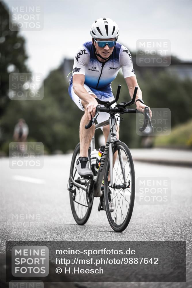 21.06.2026 - 29. Vierlanden-Triathlon H.Heesch http://msf.ph/oto/9887642 21.06.2026 10:44:44 Radfahren 25, 34, 59, 121, 191, 248, 261, 452, 474 meine-sportfotos.de