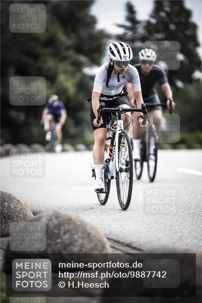 21.06.2026 - 29. Vierlanden-Triathlon H.Heesch http://msf.ph/oto/9887742 21.06.2026 10:45:12 Radfahren 37, 88, 257, 271, 428 meine-sportfotos.de