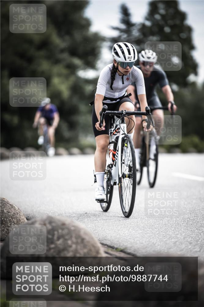 21.06.2026 - 29. Vierlanden-Triathlon H.Heesch http://msf.ph/oto/9887744 21.06.2026 10:45:12 Radfahren 37, 88, 257, 271, 428 meine-sportfotos.de