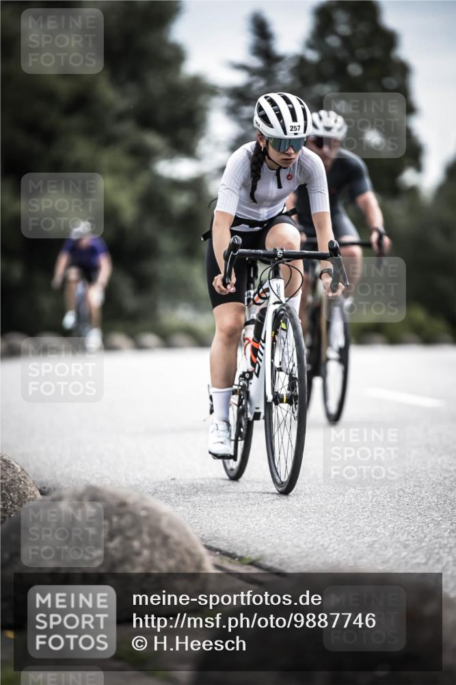 21.06.2026 - 29. Vierlanden-Triathlon H.Heesch http://msf.ph/oto/9887746 21.06.2026 10:45:12 Radfahren 37, 88, 257, 271, 428 meine-sportfotos.de