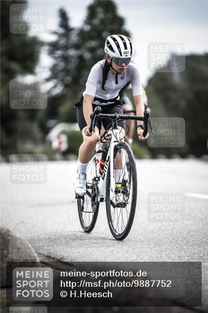 21.06.2026 - 29. Vierlanden-Triathlon H.Heesch http://msf.ph/oto/9887752 21.06.2026 10:45:12 Radfahren 37, 88, 257, 271, 428 meine-sportfotos.de