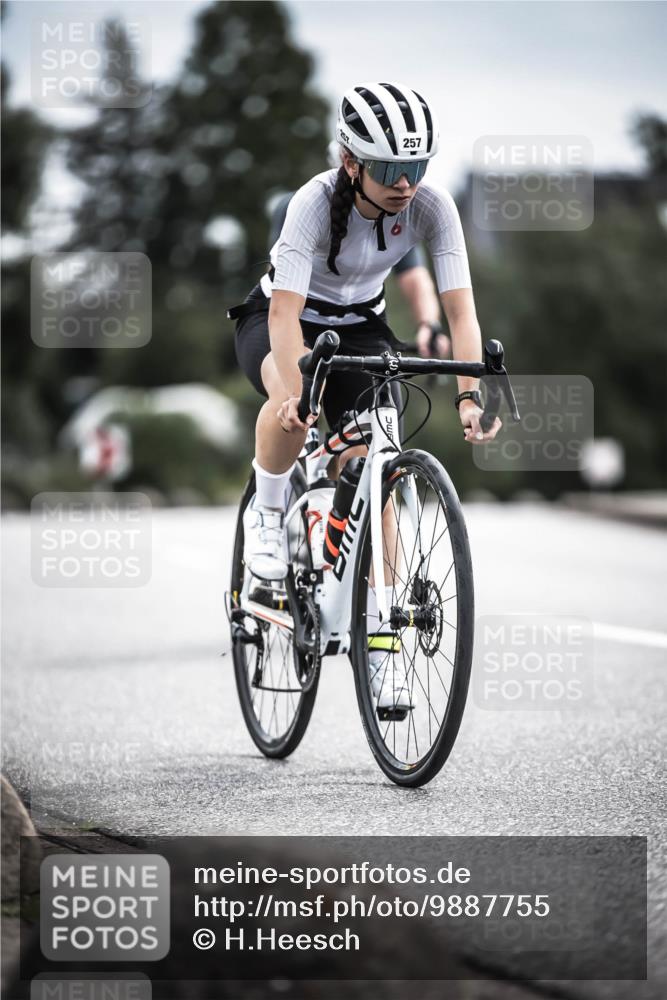21.06.2026 - 29. Vierlanden-Triathlon H.Heesch http://msf.ph/oto/9887755 21.06.2026 10:45:12 Radfahren 37, 88, 257, 271, 428 meine-sportfotos.de