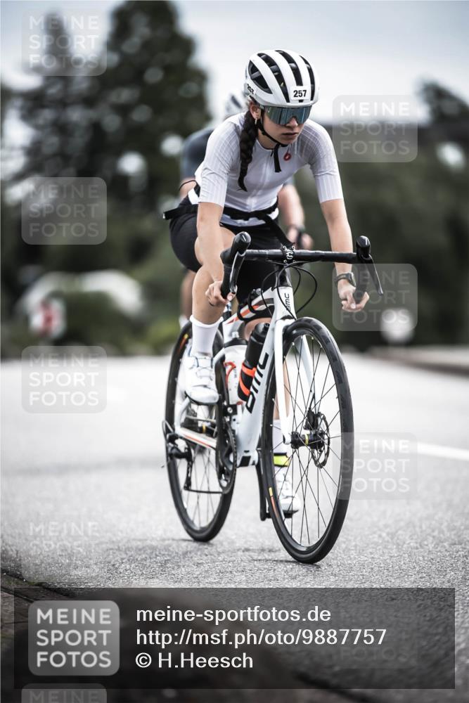 21.06.2026 - 29. Vierlanden-Triathlon H.Heesch http://msf.ph/oto/9887757 21.06.2026 10:45:12 Radfahren 37, 88, 257, 271, 428 meine-sportfotos.de