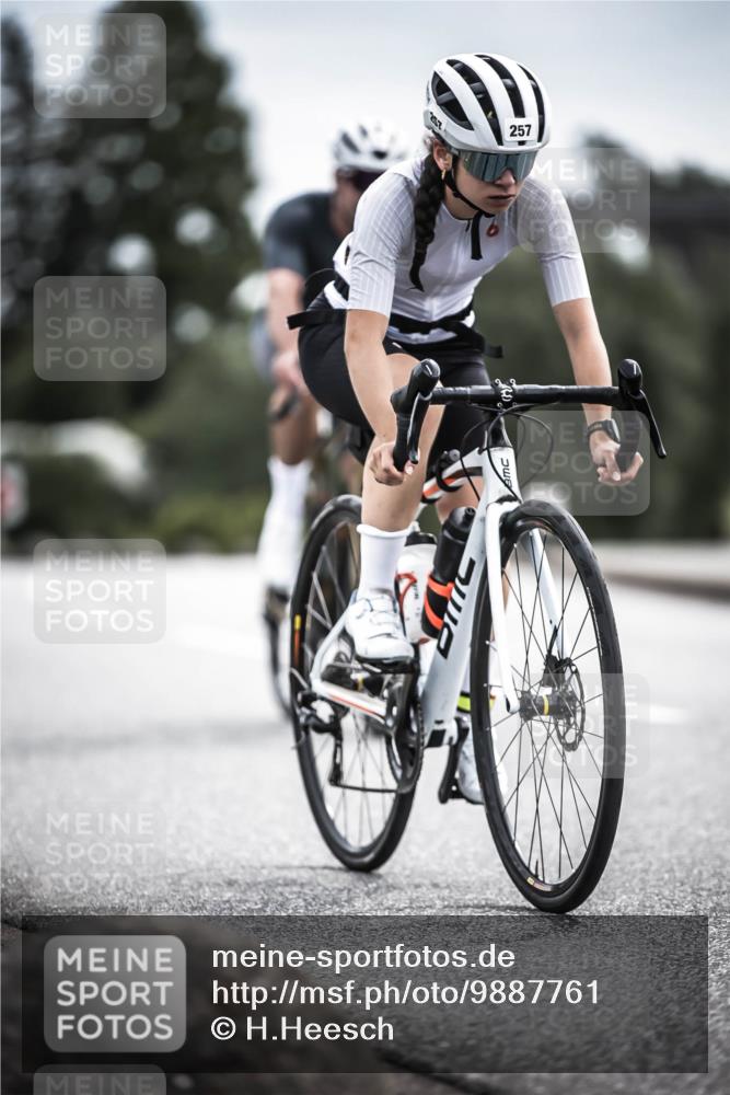 21.06.2026 - 29. Vierlanden-Triathlon H.Heesch http://msf.ph/oto/9887761 21.06.2026 10:45:13 Radfahren 37, 88, 257, 271, 428 meine-sportfotos.de