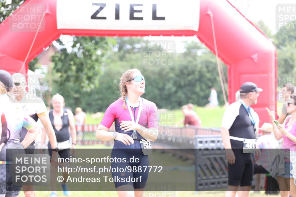 21.06.2026 - 29. Vierlanden-Triathlon Andreas Tolksdorf http://msf.ph/oto/9887772 21.06.2026 11:37:00 Ziel 400, 516, 518, 553, 400, 516, 518, 553 meine-sportfotos.de
