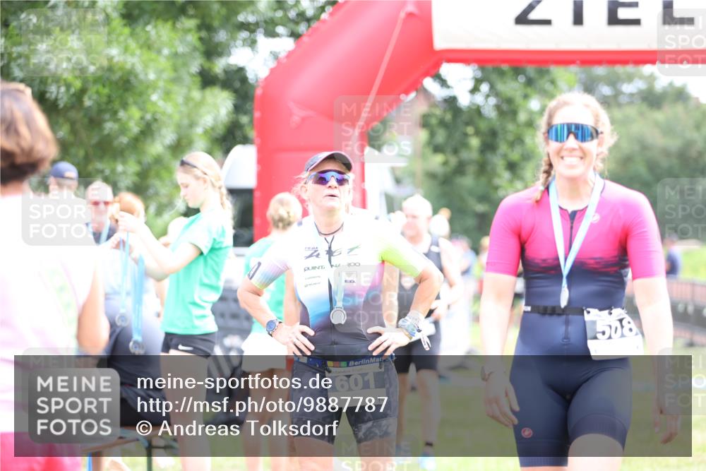 21.06.2026 - 29. Vierlanden-Triathlon Andreas Tolksdorf http://msf.ph/oto/9887787 21.06.2026 11:37:01 Ziel 400, 516, 518, 553, 400, 516, 518, 553 meine-sportfotos.de