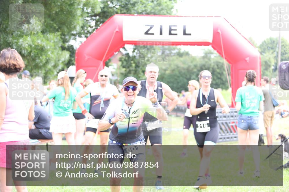 21.06.2026 - 29. Vierlanden-Triathlon Andreas Tolksdorf http://msf.ph/oto/9887854 21.06.2026 11:37:13 Ziel 518, 553, 518, 553 meine-sportfotos.de