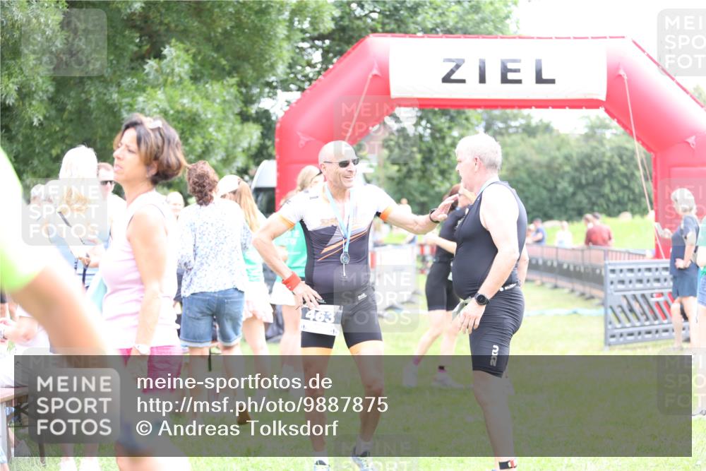 21.06.2026 - 29. Vierlanden-Triathlon Andreas Tolksdorf http://msf.ph/oto/9887875 21.06.2026 11:37:19 Ziel  meine-sportfotos.de